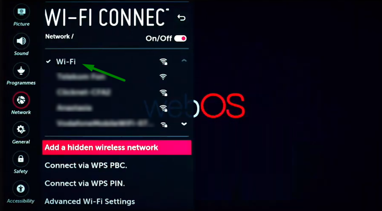 A green arrow points to a WiFi connection option